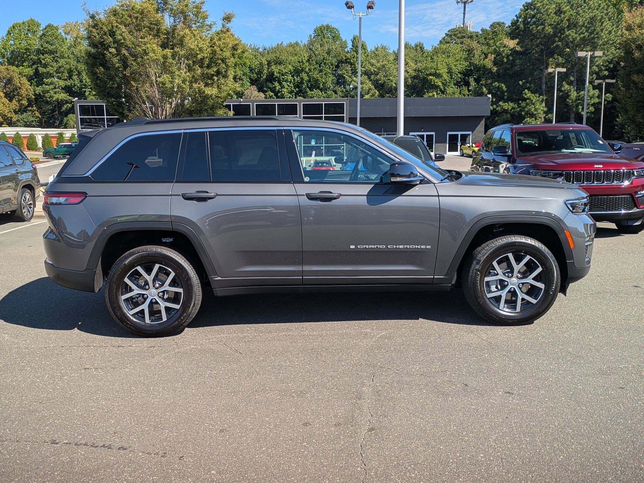 2025 Jeep Grand Cherokee Limited photo 3