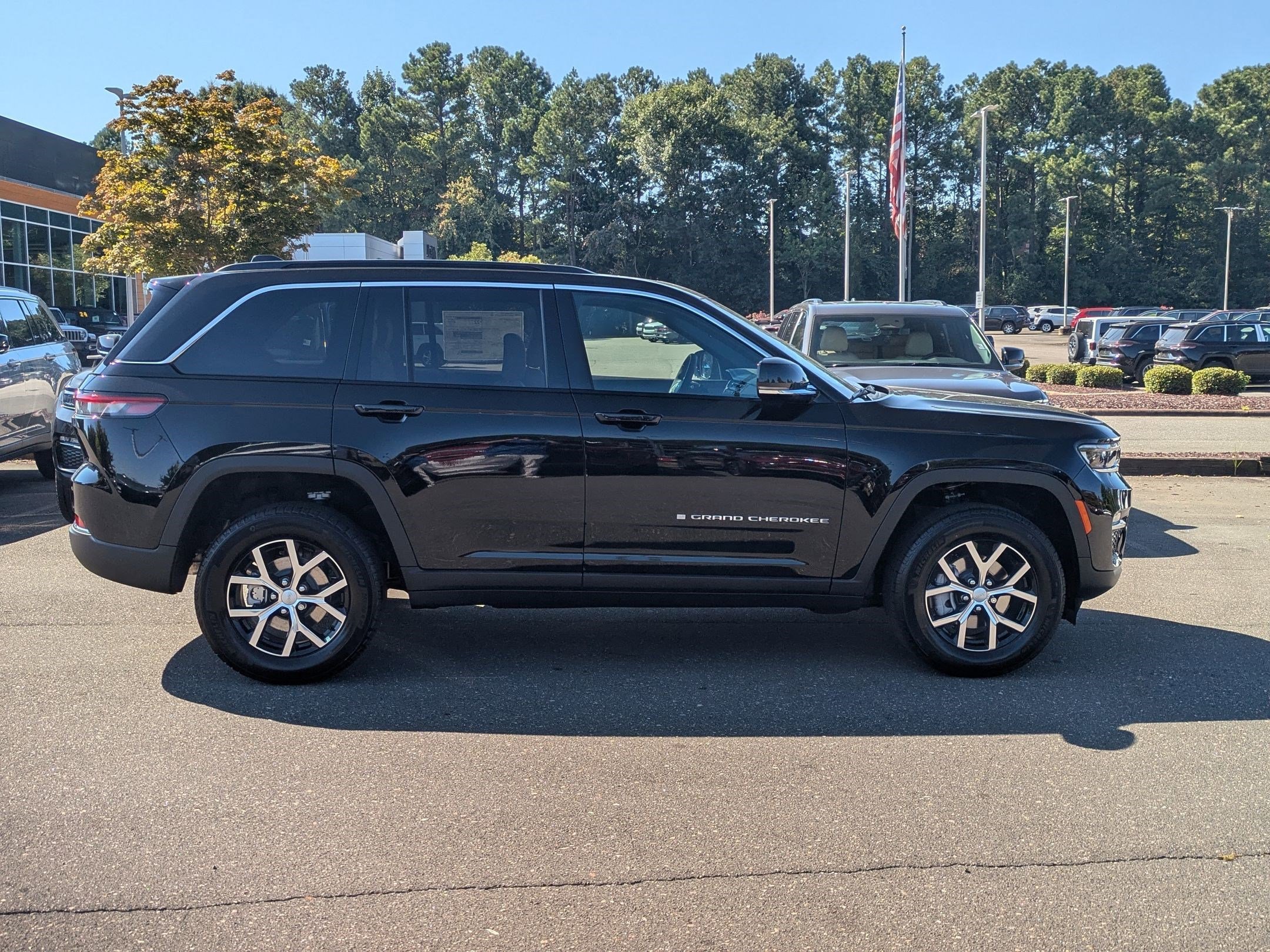 2025 Jeep Grand Cherokee Limited photo 3