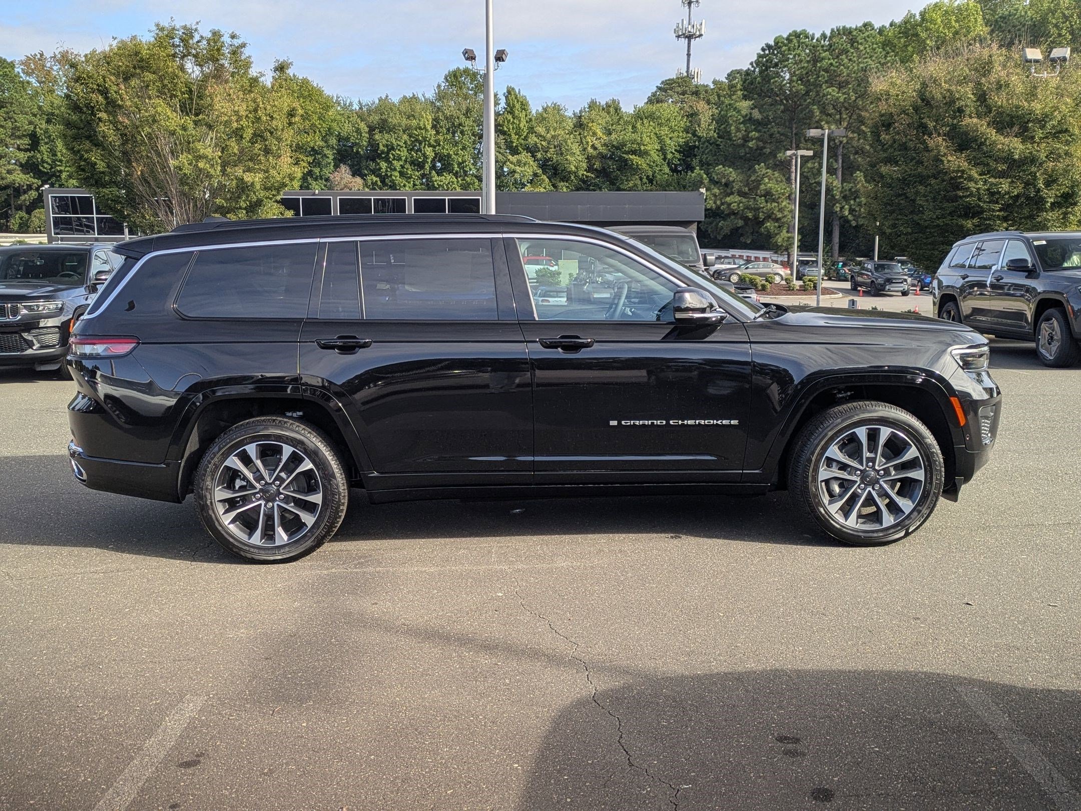 2025 Jeep Grand Cherokee Overland photo 3