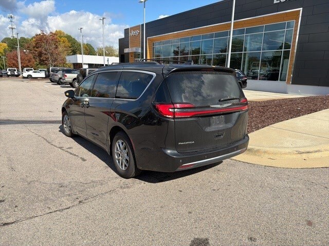 2022 Chrysler Pacifica Touring L photo 3