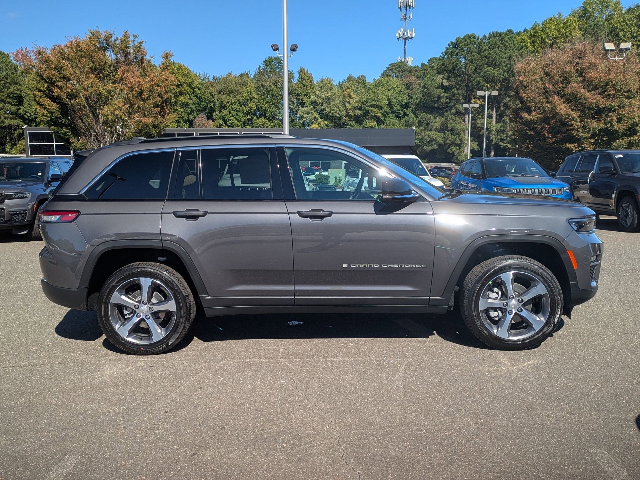 2025 Jeep Grand Cherokee Limited photo 3