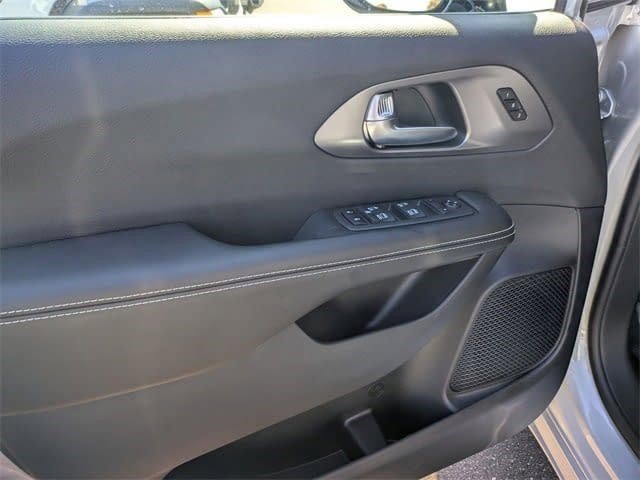 2026 Chrysler Pacifica Select - Photo 15