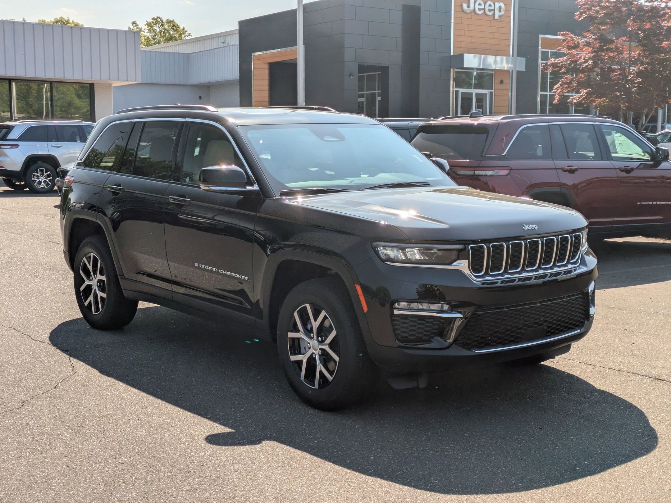 2025 Jeep Grand Cherokee Limited photo 3