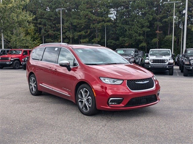 2026 Chrysler Pacifica Pinnacle photo 3