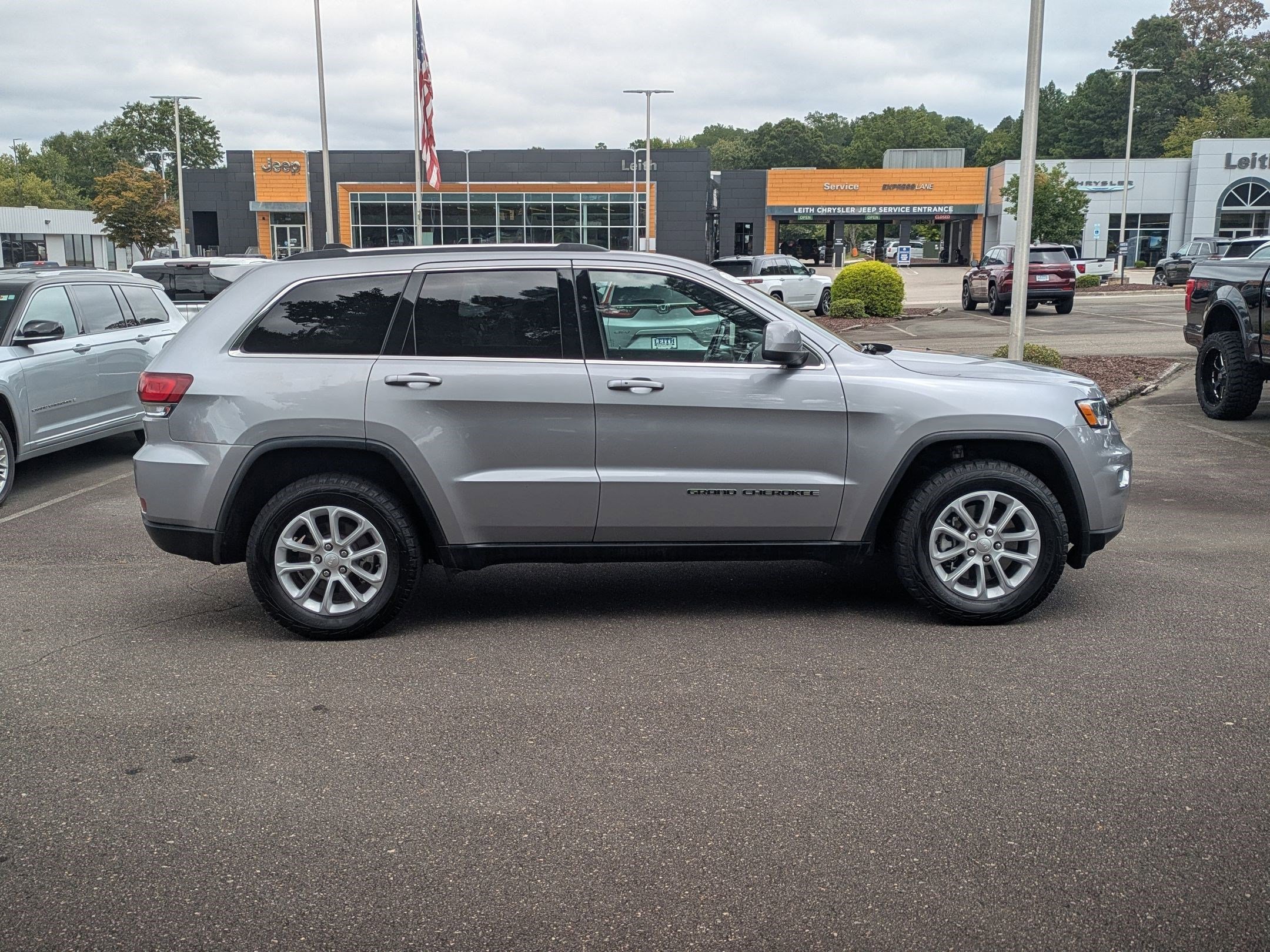 2021 Jeep Grand Cherokee Laredo X photo 4