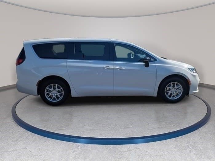 2026 Chrysler Pacifica Select - Photo 4
