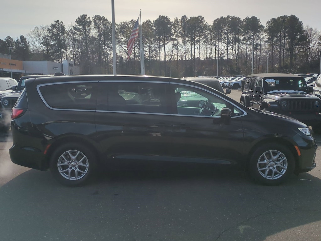 Used 2024 Chrysler Pacifica Touring L Touring L FWD