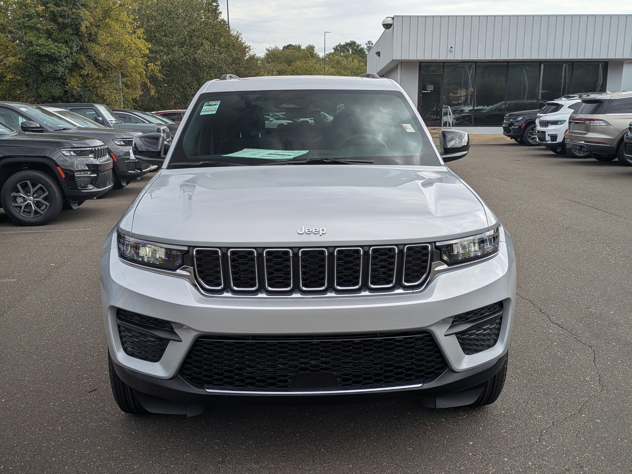 2025 Jeep Grand Cherokee Laredo photo 2