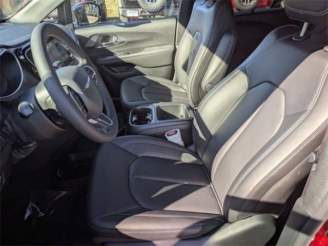 2026 Chrysler Pacifica Select - Photo 17