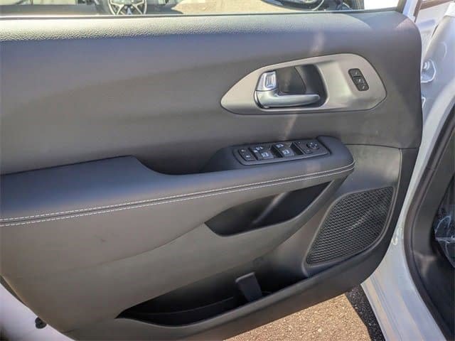 2026 Chrysler Pacifica Select - Photo 13
