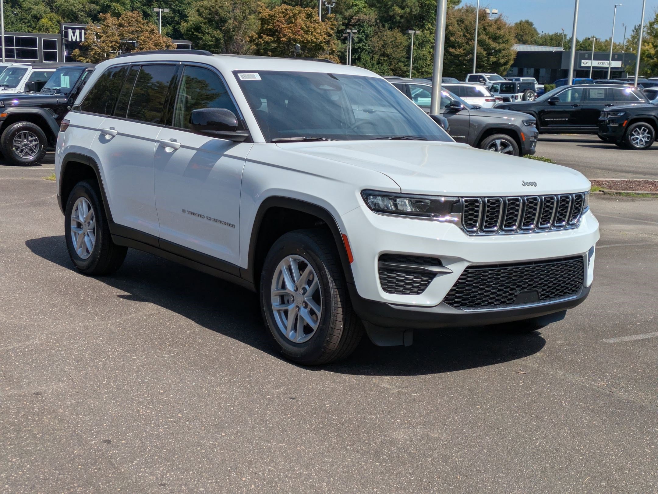 2025 Jeep Grand Cherokee Laredo photo 3