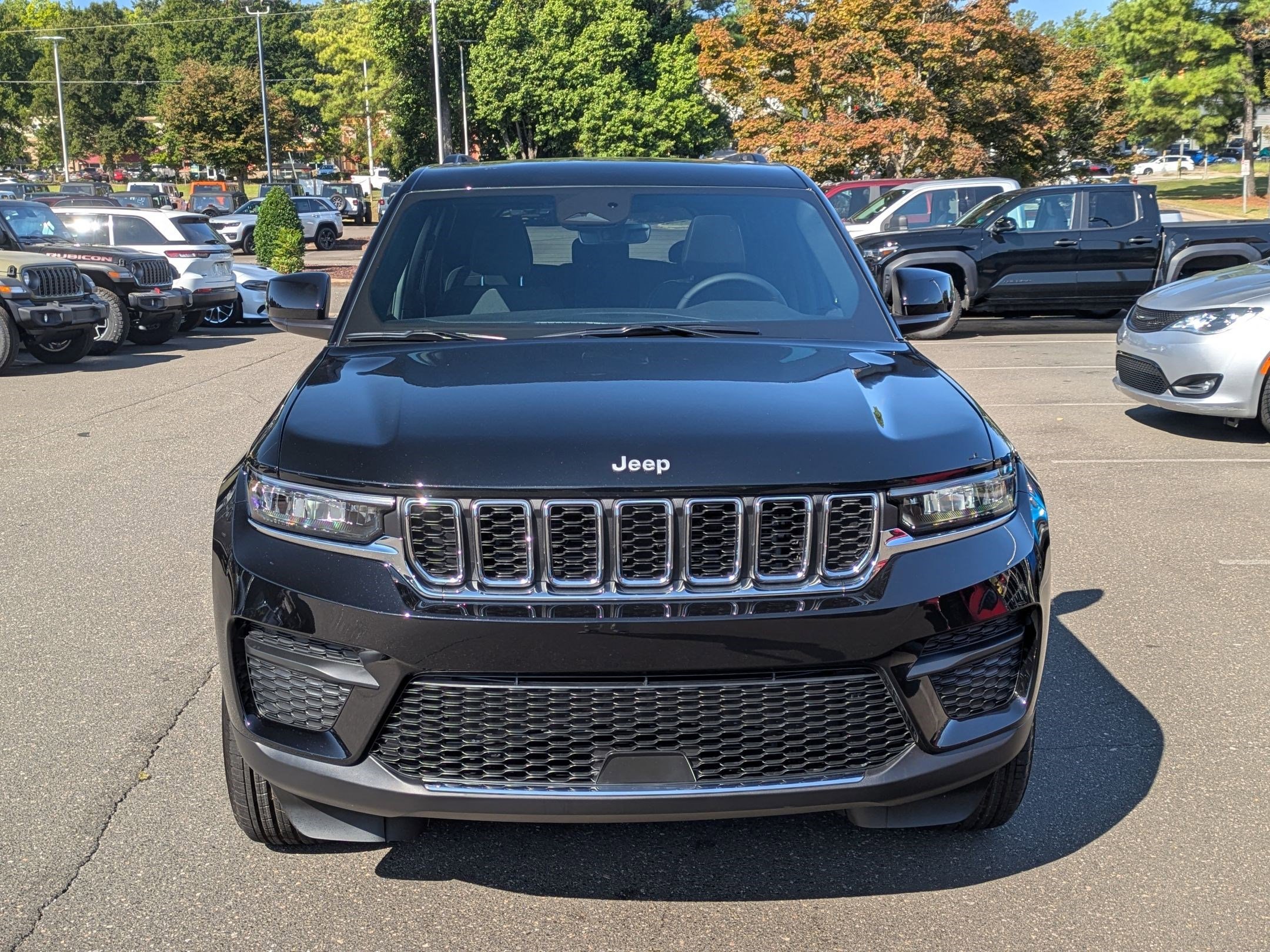 2025 Jeep Grand Cherokee Laredo photo 2