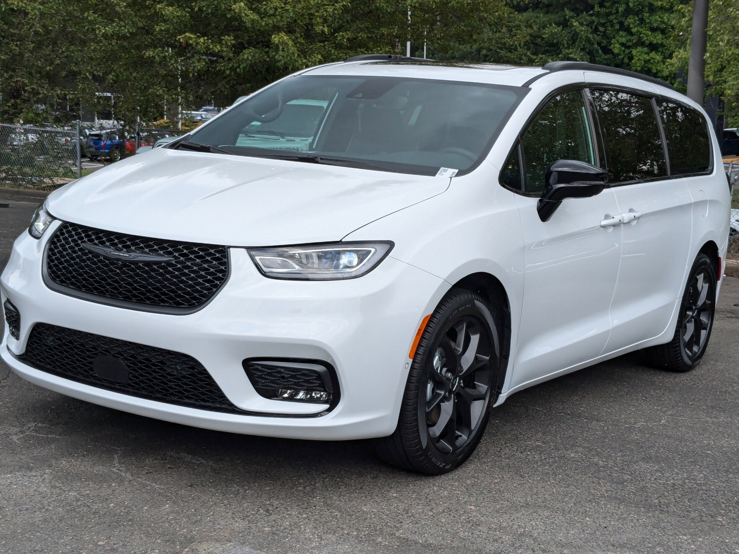 2024 Chrysler Pacifica Limited photo 2