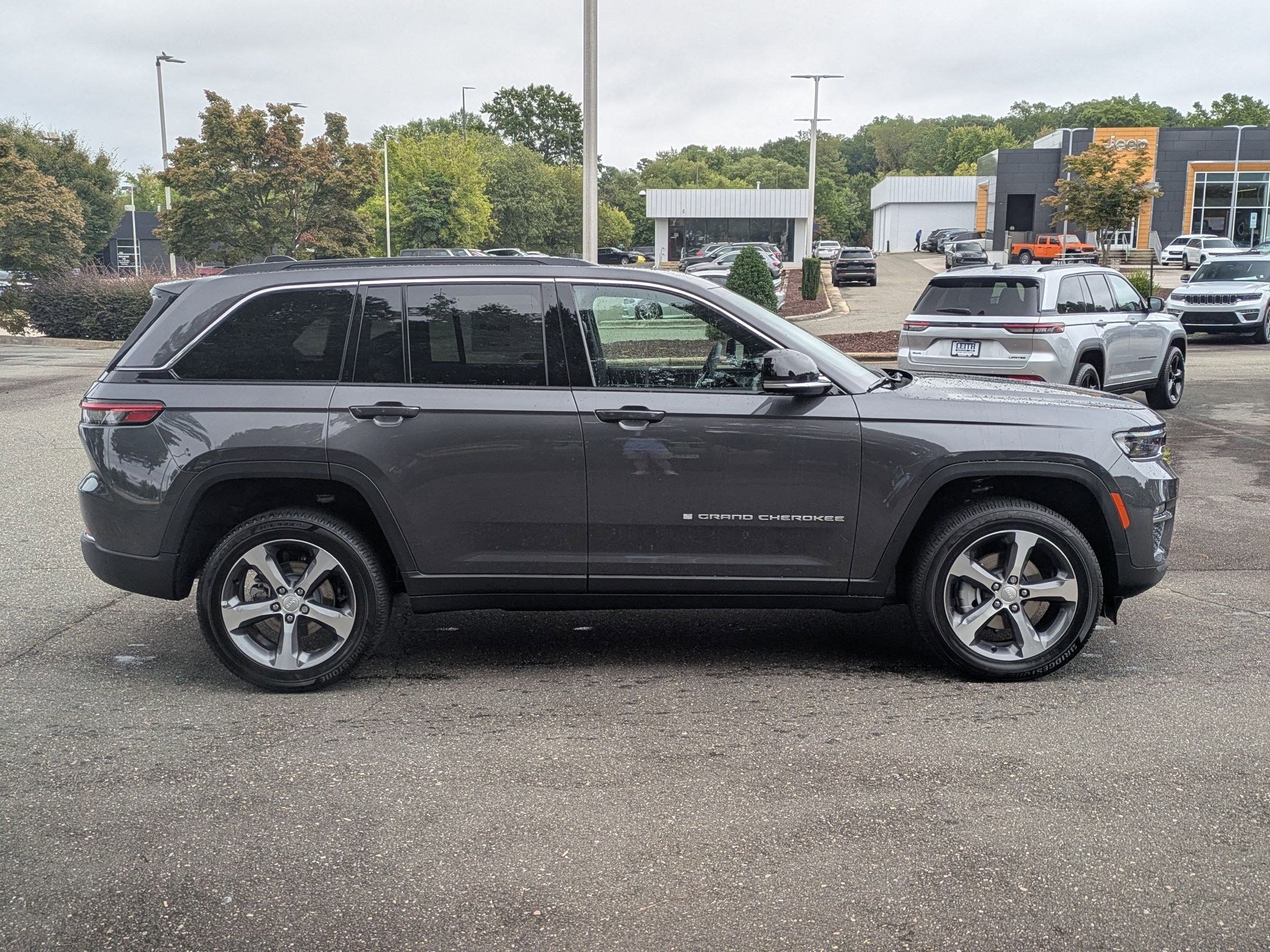 2025 Jeep Grand Cherokee Limited photo 2