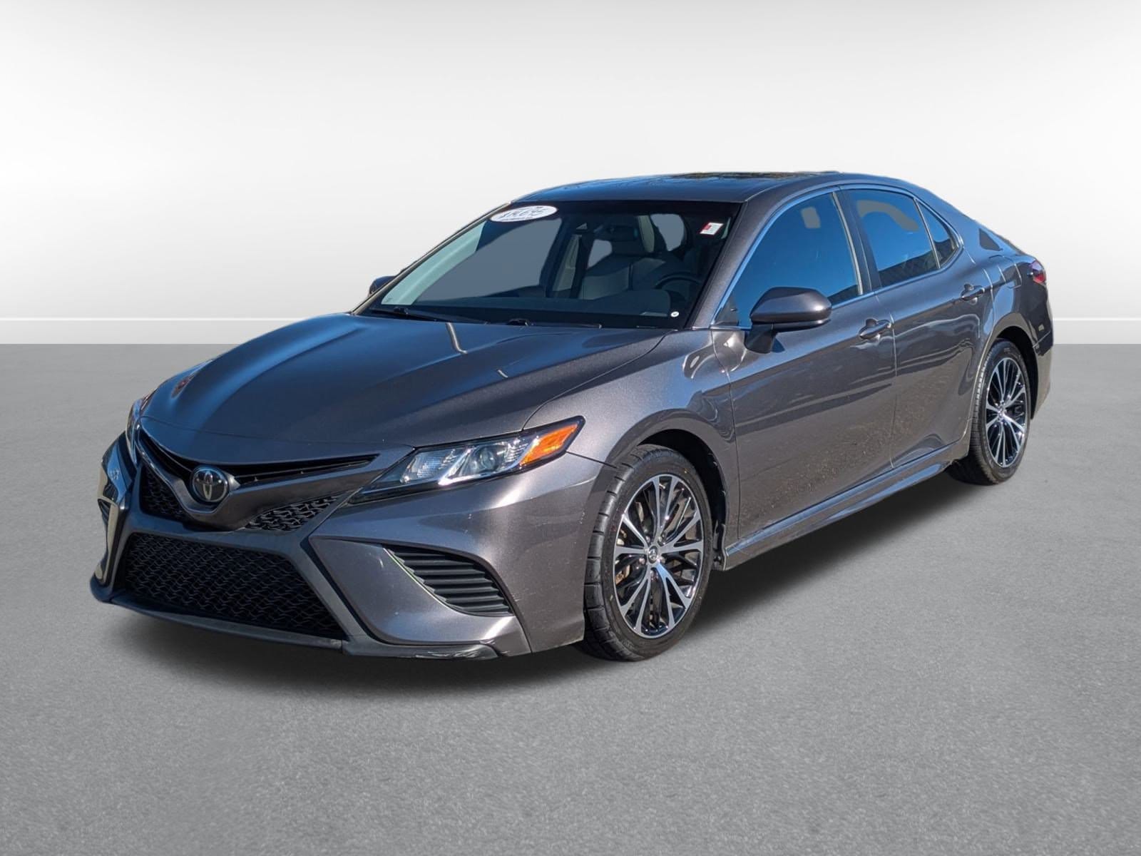 2018 Toyota Camry SE's photo