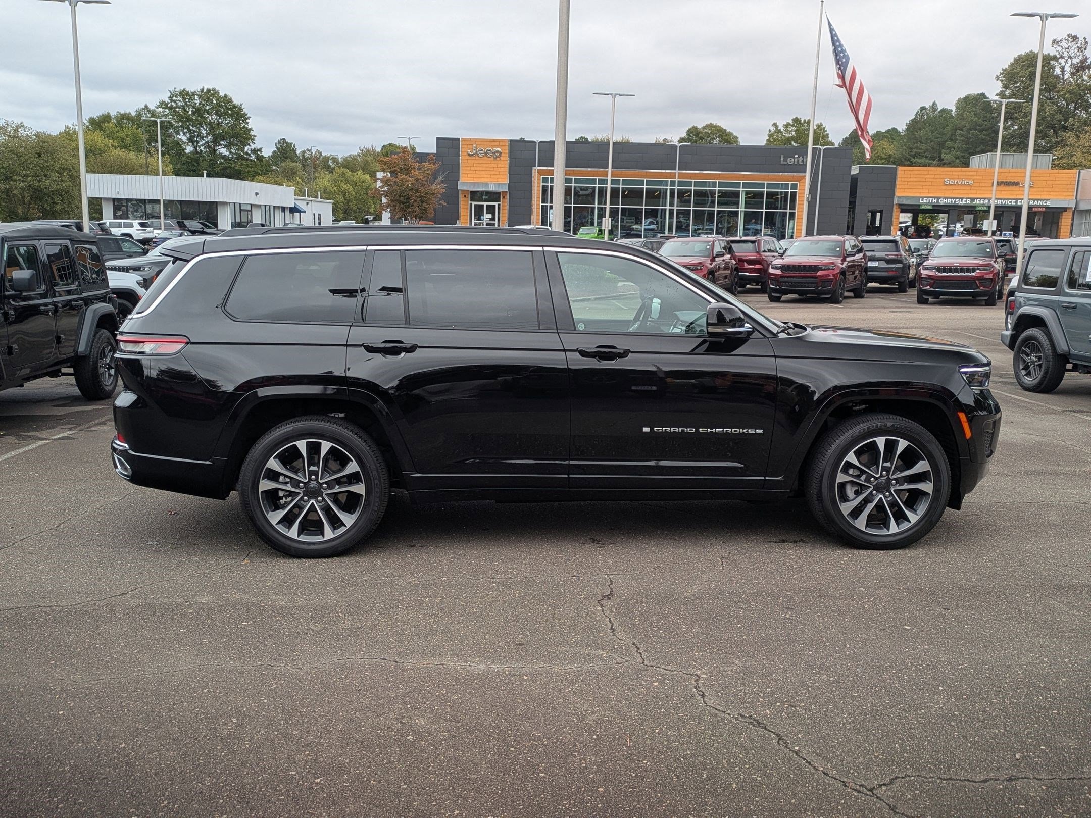 2025 Jeep Grand Cherokee Overland photo 2
