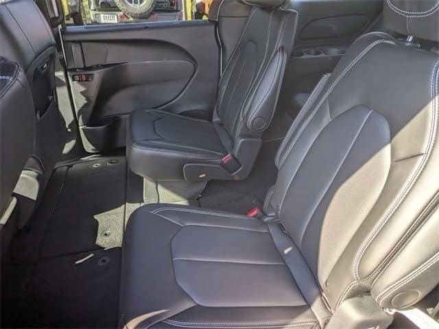 2026 Chrysler Pacifica Select - Photo 16