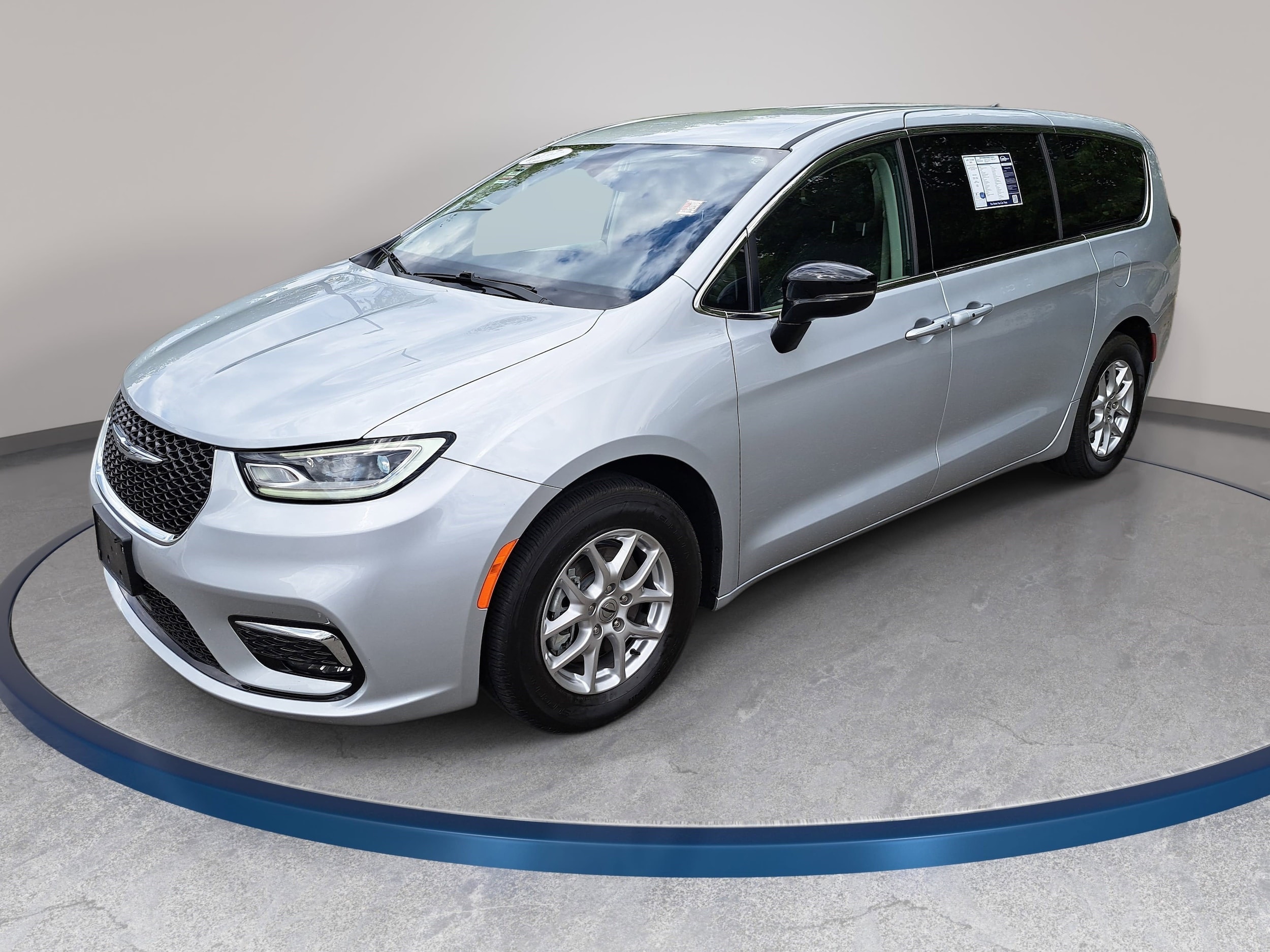 2024 Chrysler Pacifica Touring L's photo