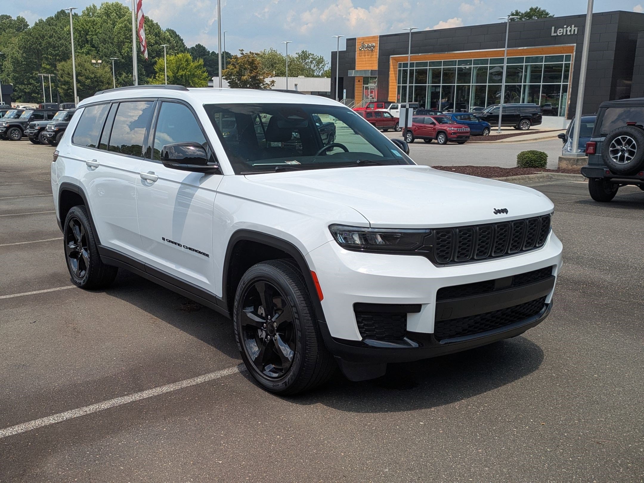 2021 Jeep Grand Cherokee Laredo Altitude photo 3
