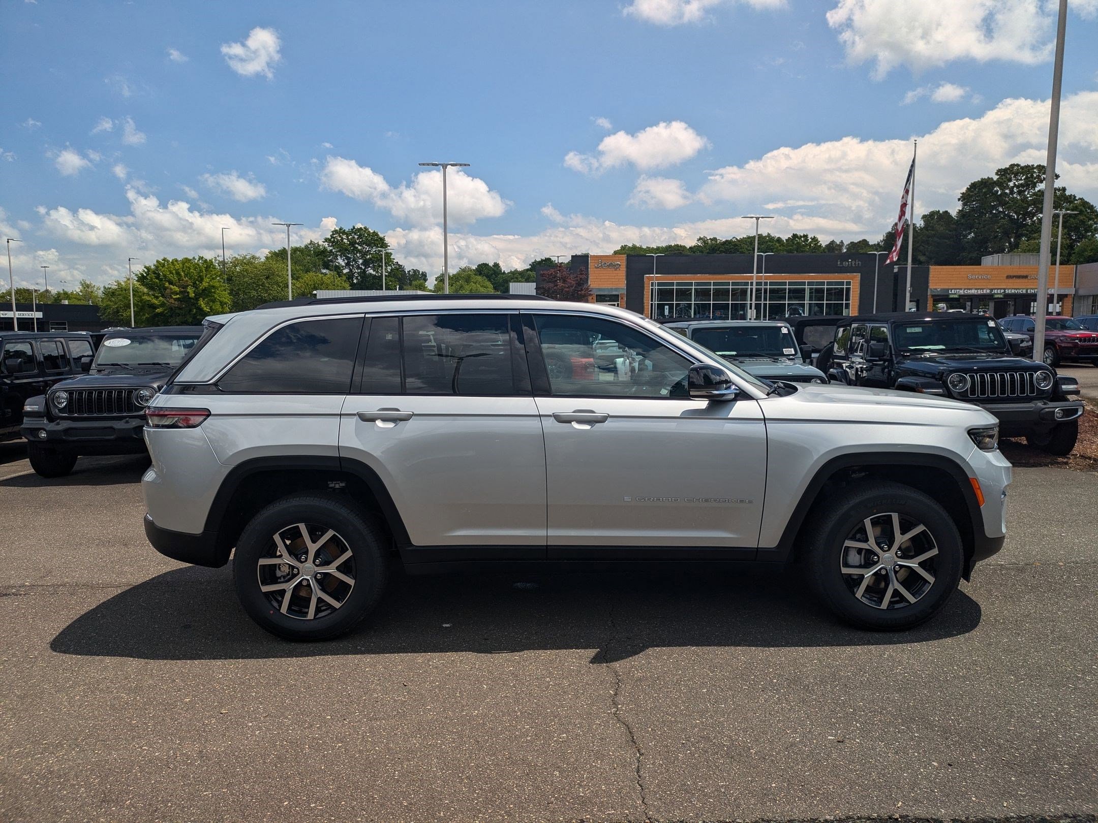 2025 Jeep Grand Cherokee Limited photo 4