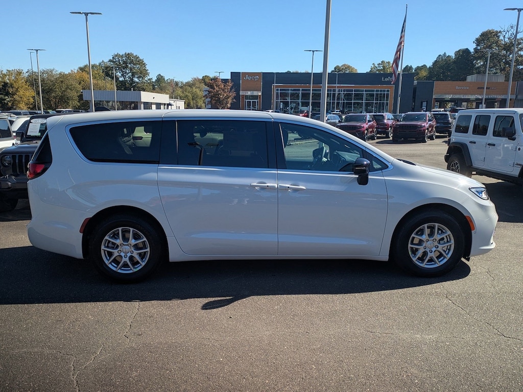 New 2026 Chrysler Pacifica SELECT Passenger Van