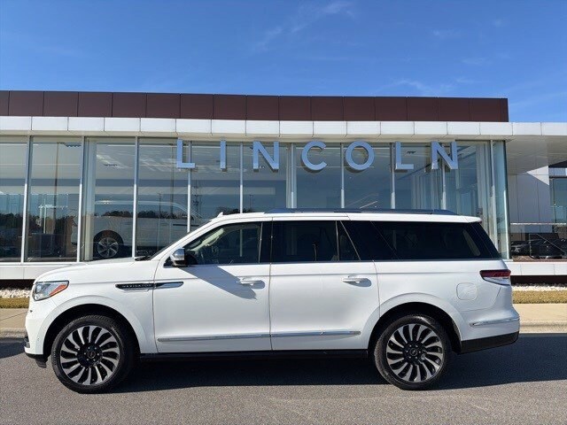 2022 Lincoln Navigator Black Label photo 2