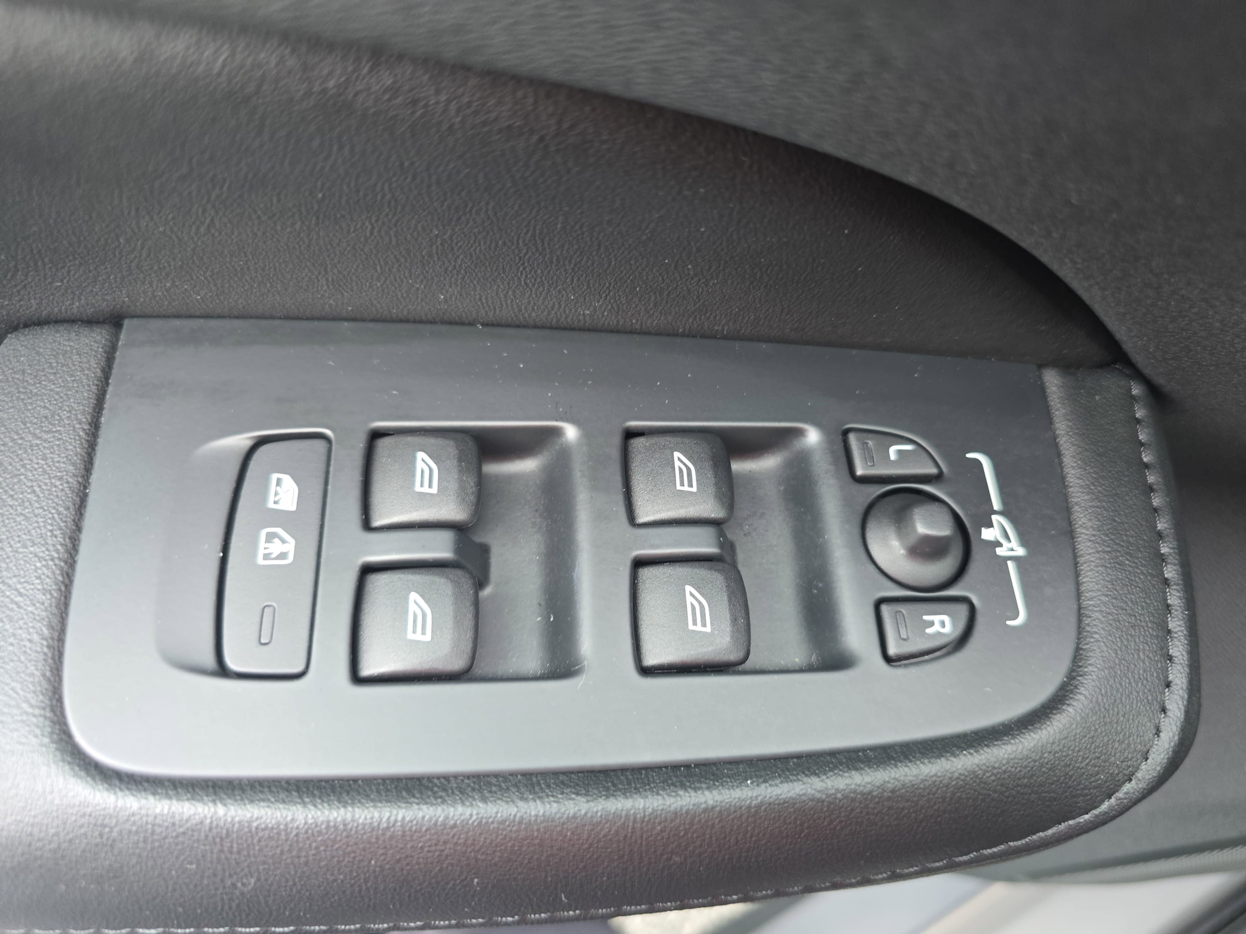 2023 Volvo S60 Plus - Photo 27