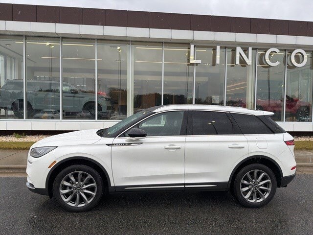 2022 Lincoln Corsair Standard photo 2