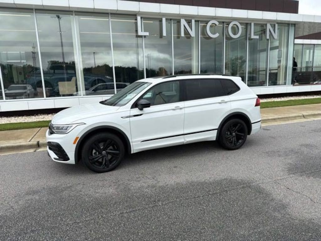Used 2024 Volkswagen Tiguan SE R-Line Black 2.0T SE R-Line Black 4MOTION