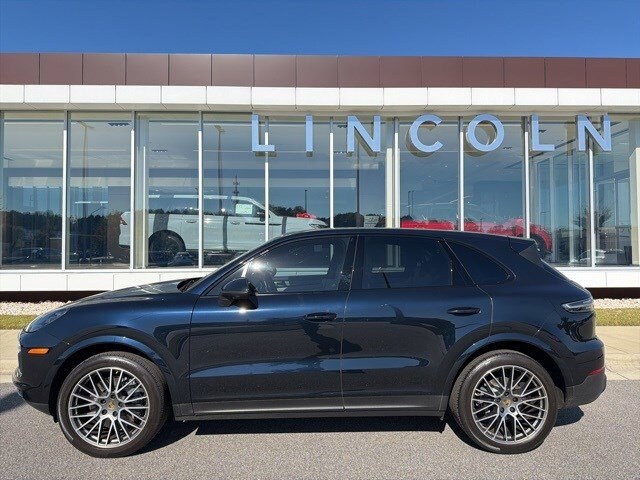 2022 Porsche Cayenne S photo 2