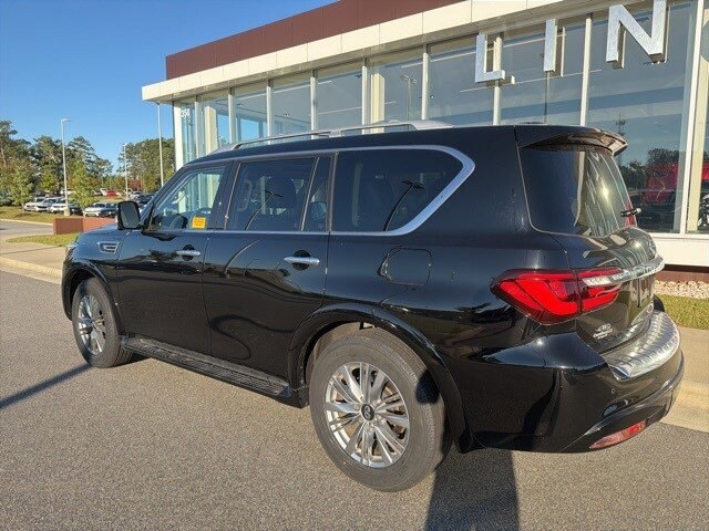 2023 Infiniti QX80 Luxe photo 3