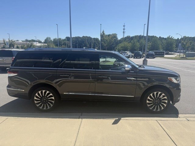 2023 Lincoln Navigator Black Label photo 2
