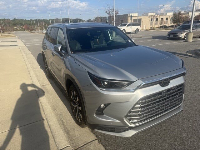 2024 Toyota Highlander Hybrid Limited photo 4