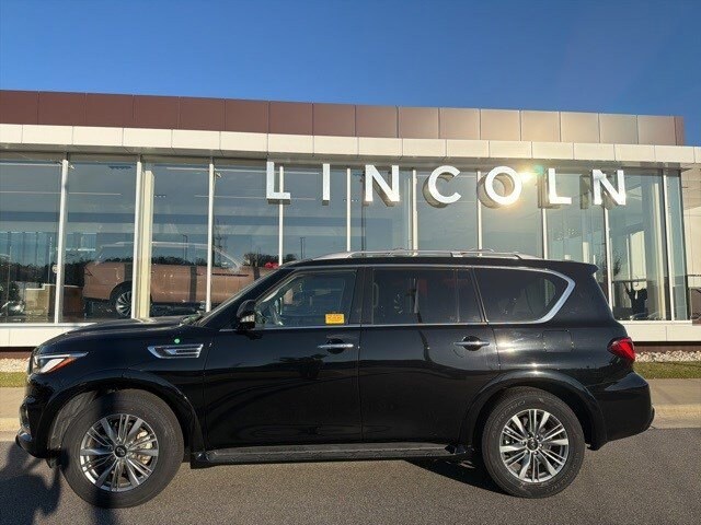 2023 Infiniti QX80 Luxe photo 2