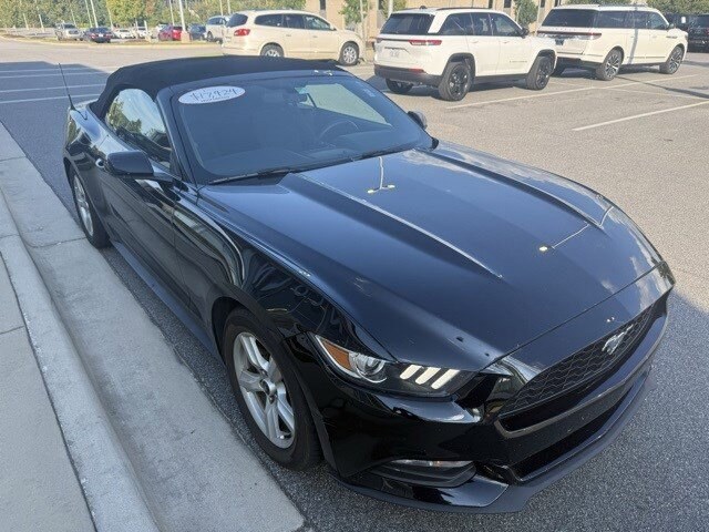 2017 Ford Mustang V6 Convertible photo 4