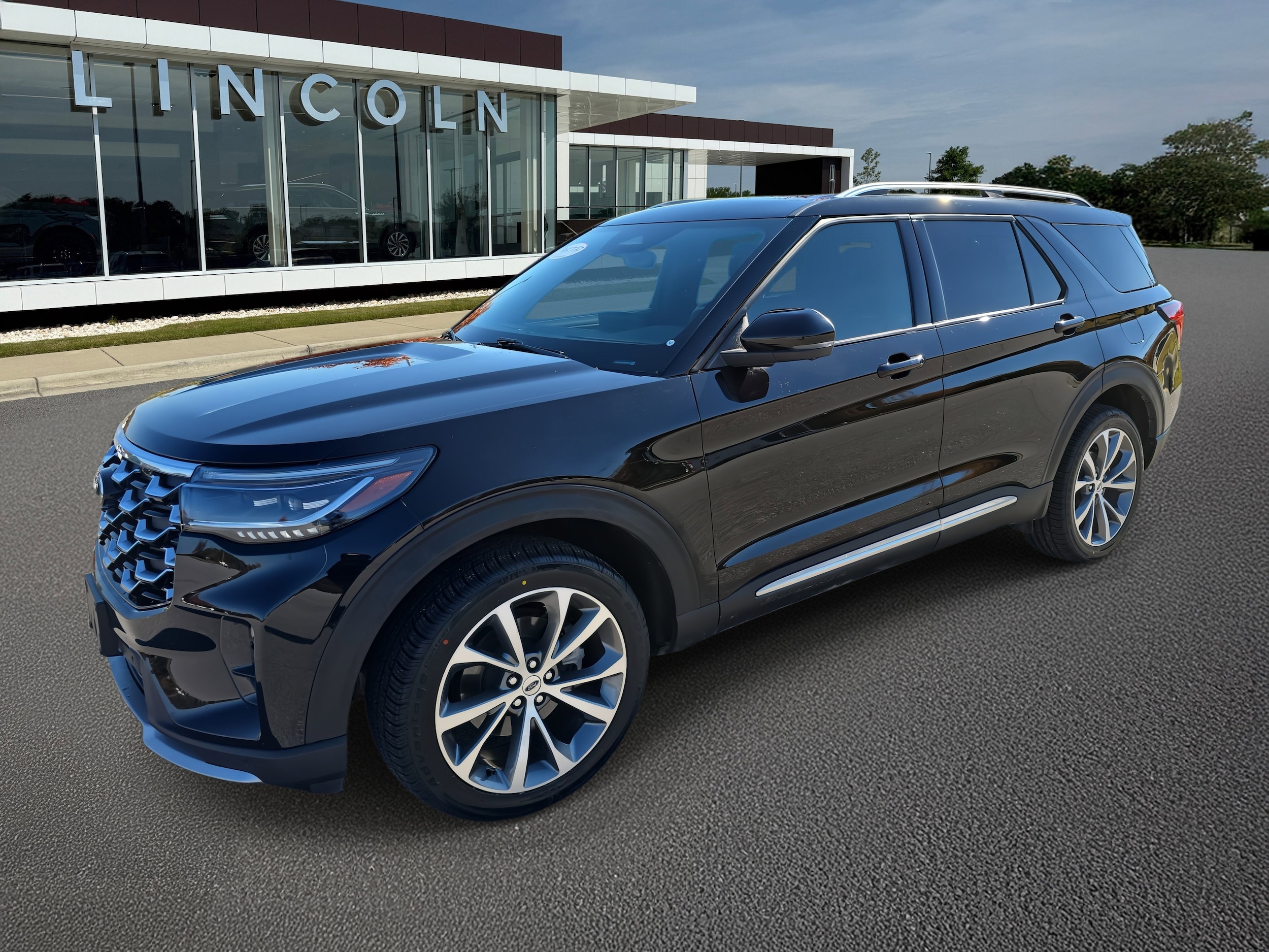 2025 Ford Explorer Platinum's photo
