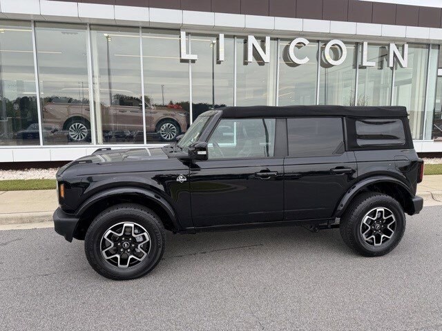 2022 Ford Bronco Outer Banks photo 2