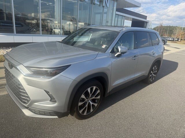 2024 Toyota Highlander Hybrid Limited photo 2