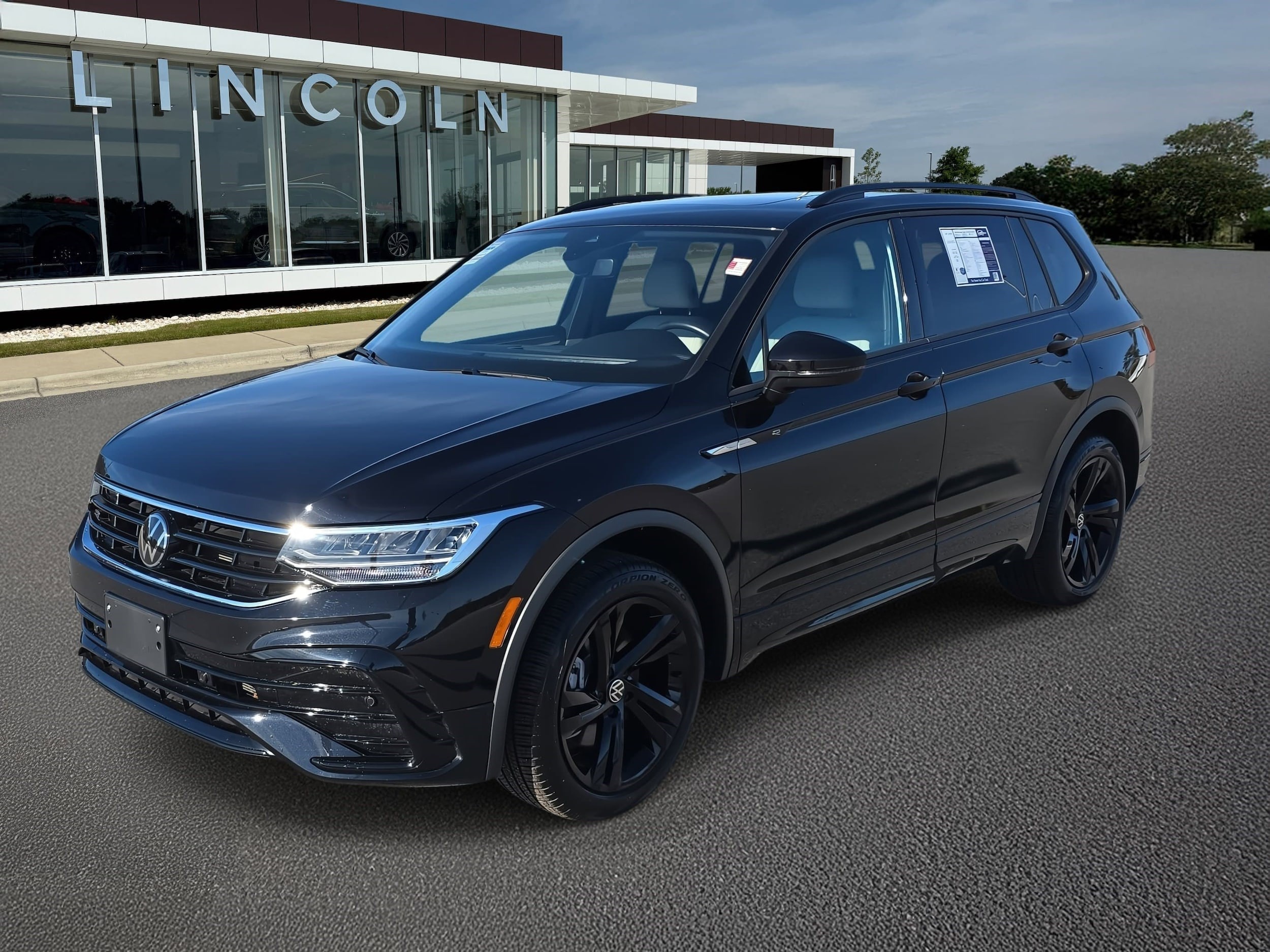2024 Volkswagen Tiguan SE R-LINE BLACK's photo