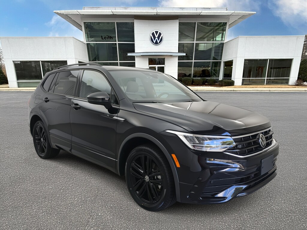 Certified 2022 Volkswagen Tiguan SE R-Line Black 2.0T SE R-Line Black 4MOTION