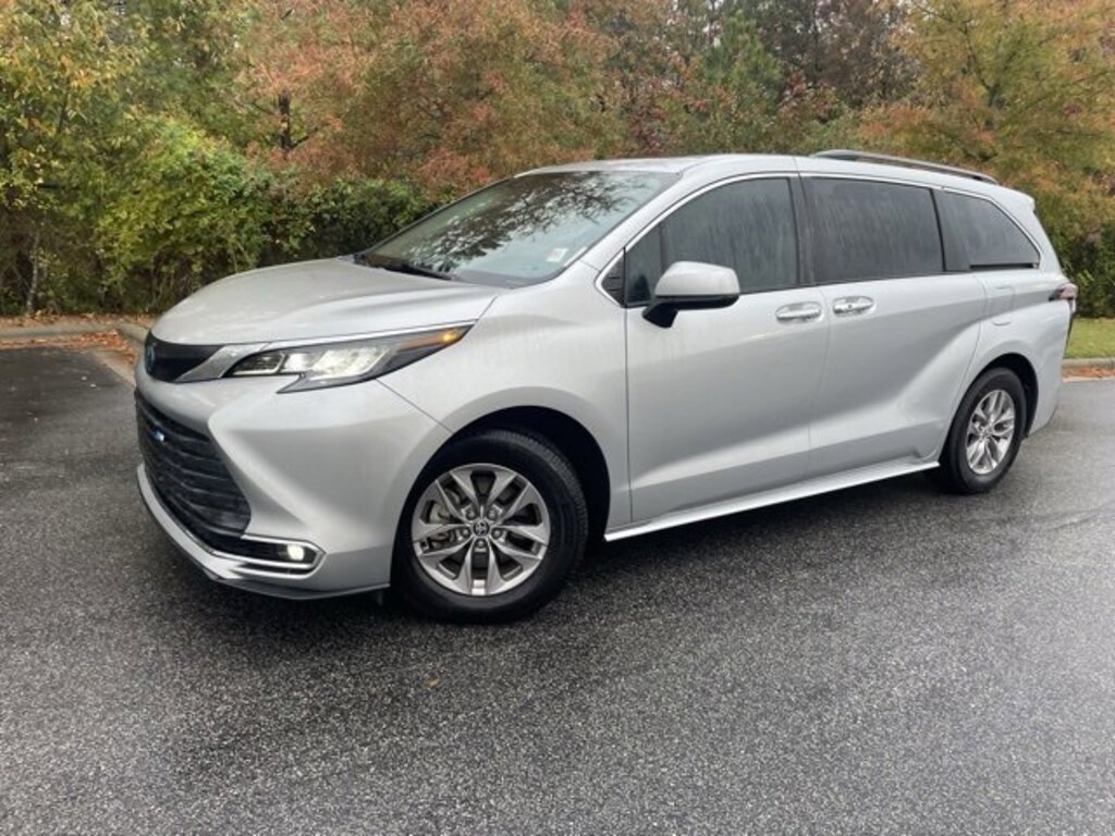 Used 2022 Toyota Sienna XLE