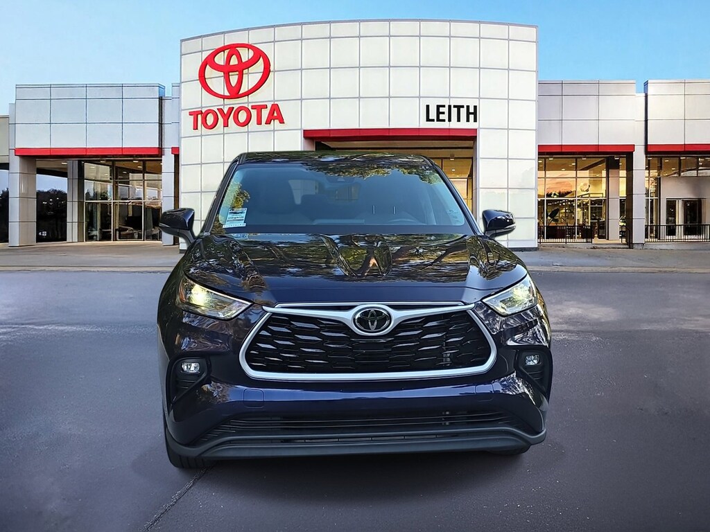 Used 2022 Toyota Highlander LE LE FWD