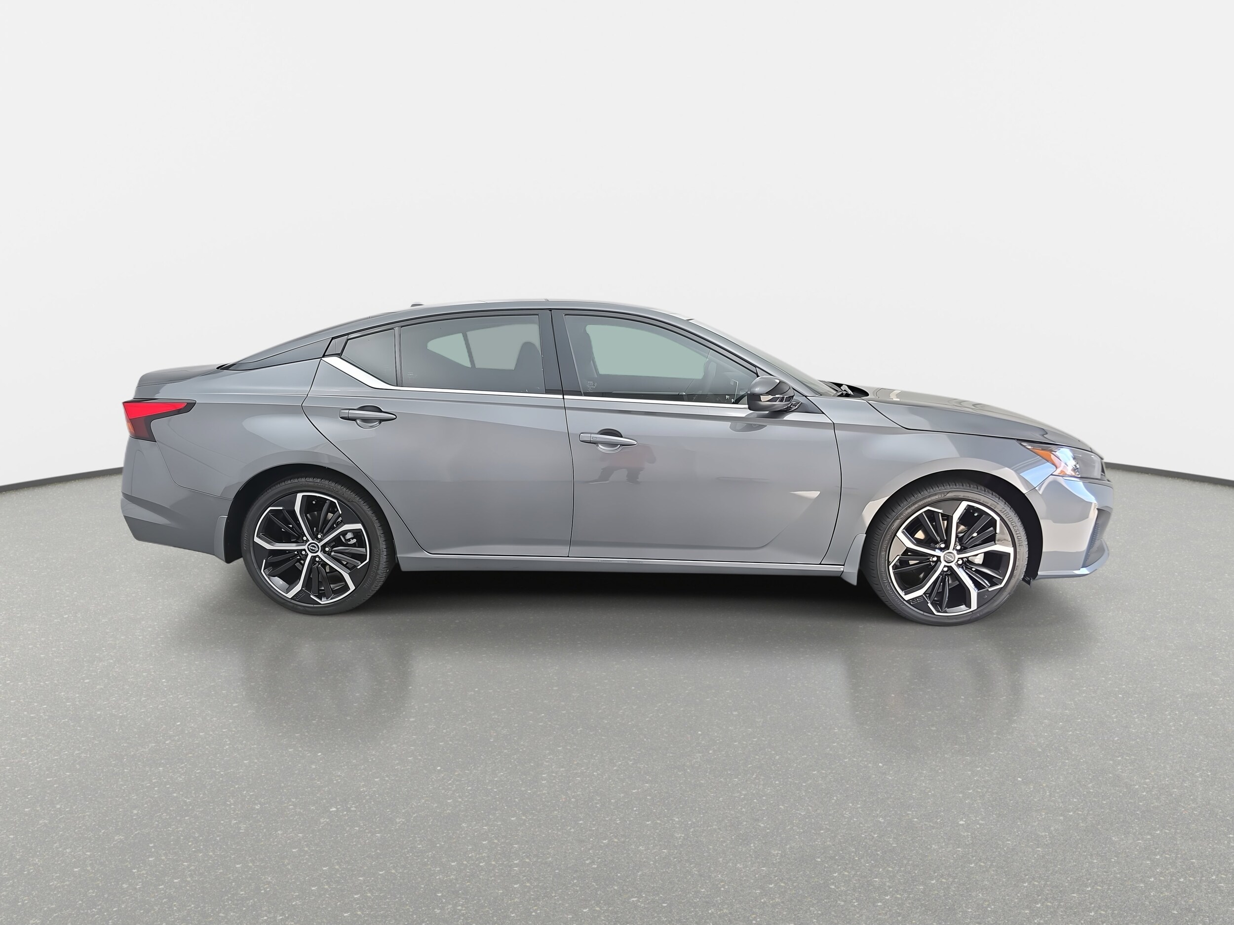 2025 Nissan Altima SR photo 4