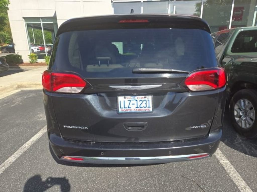 Used 2017 Chrysler Pacifica Limited Van