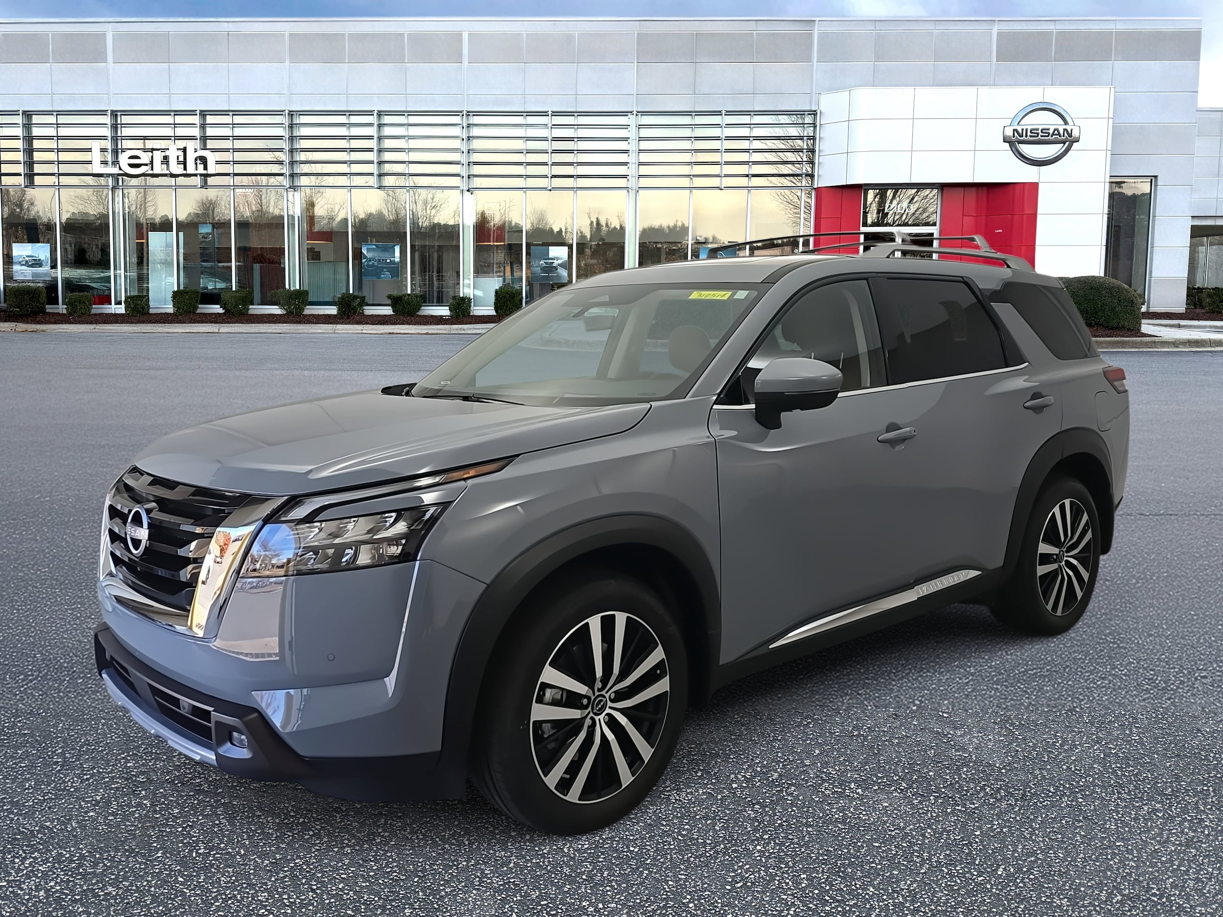 2025 Nissan Pathfinder Platinum's photo