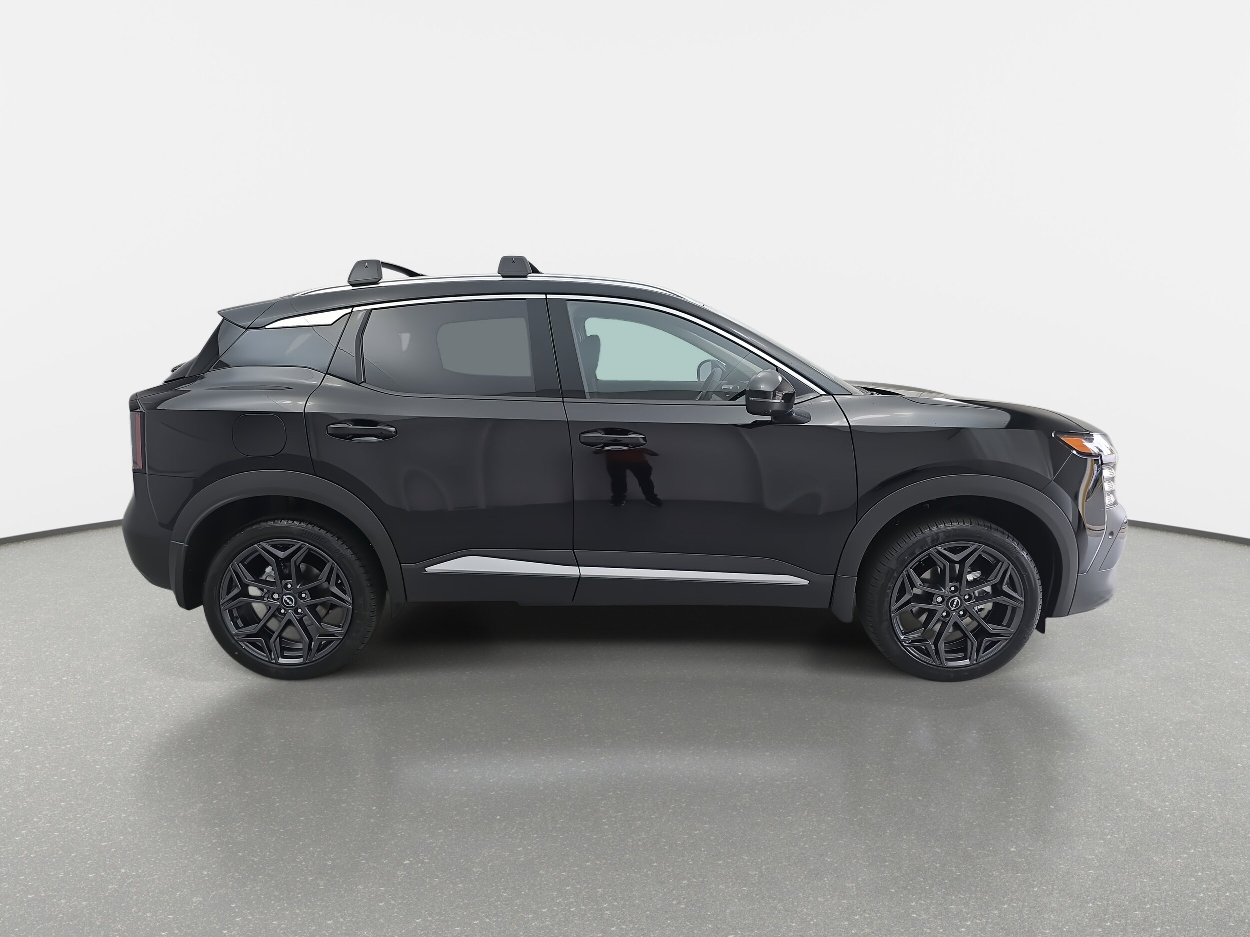 2026 Nissan Kicks SR photo 2