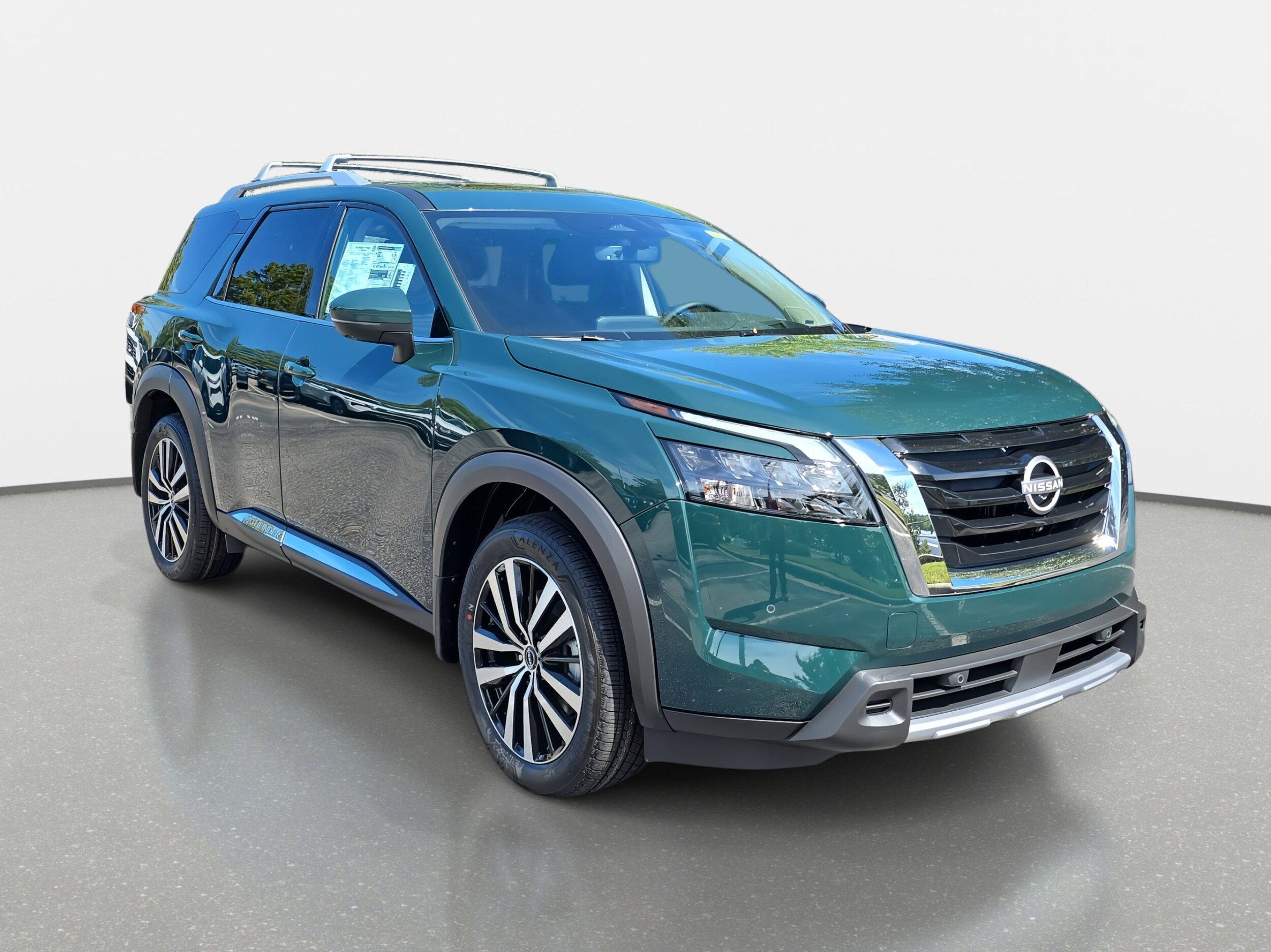 2025 Nissan Pathfinder Platinum photo 3