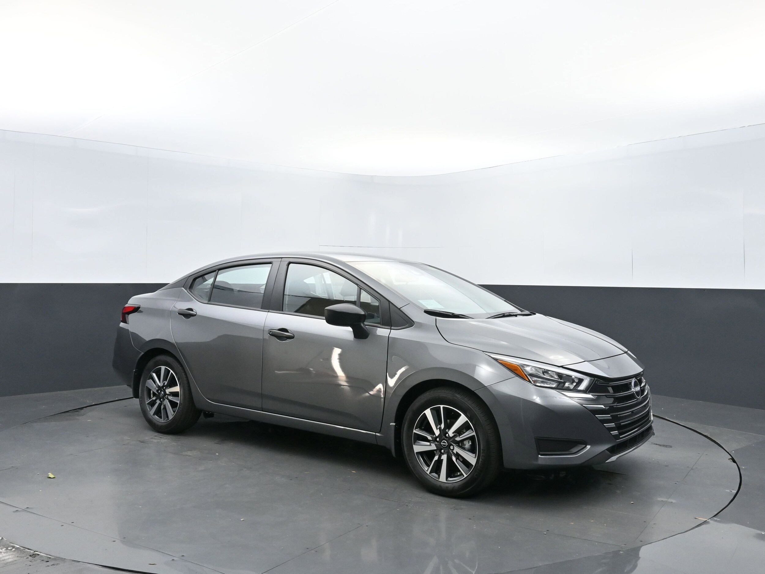 2025 Nissan Versa 1.6 S photo 3