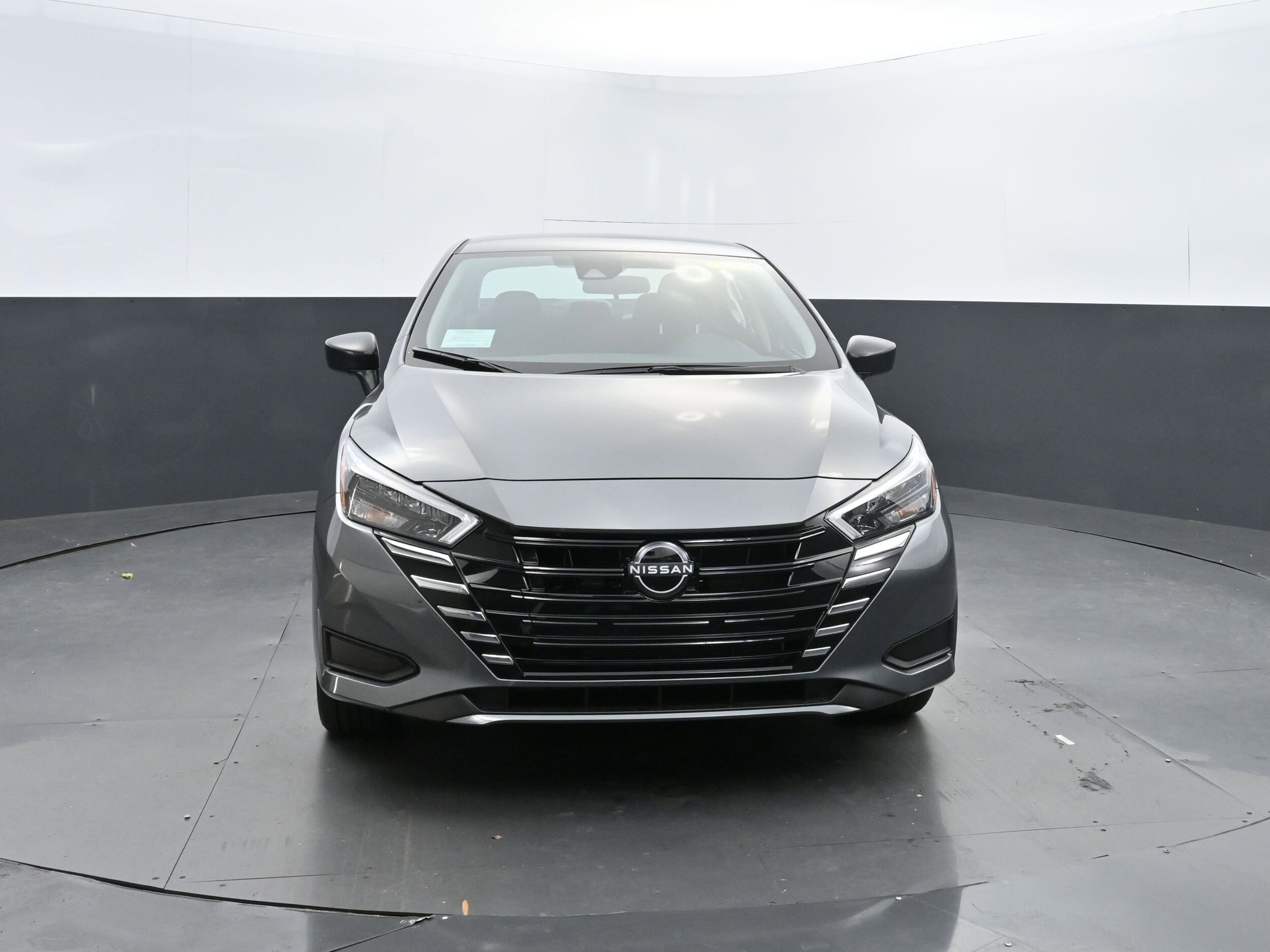 2025 Nissan Versa 1.6 S photo 2
