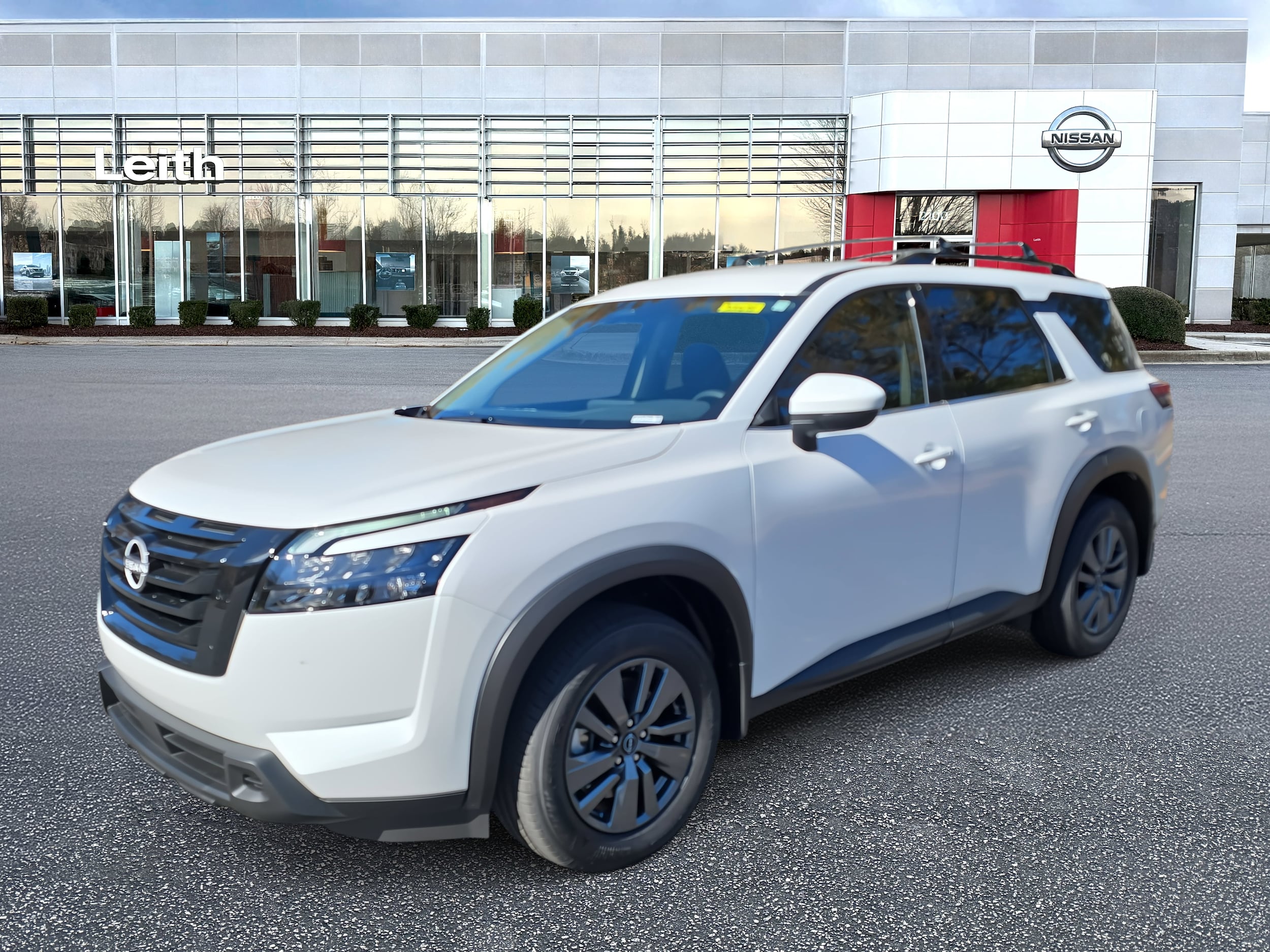 2025 Nissan Pathfinder SV's photo
